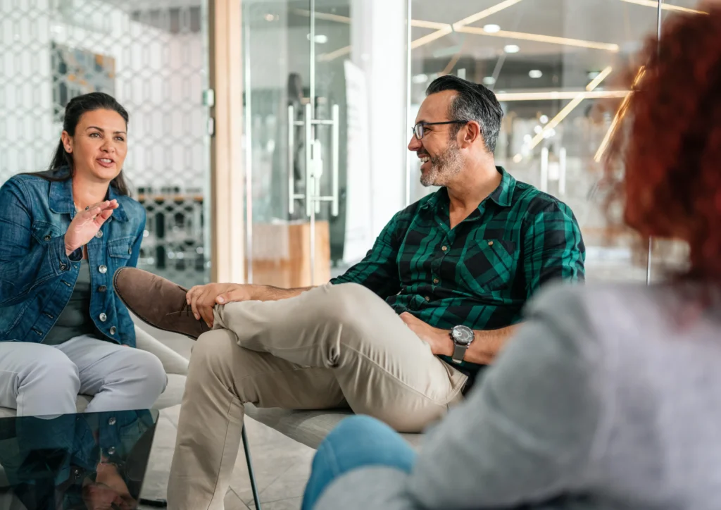 Twee medewerkers in gesprek tijdens een individueel ontwikkelgesprek op de werkvloer